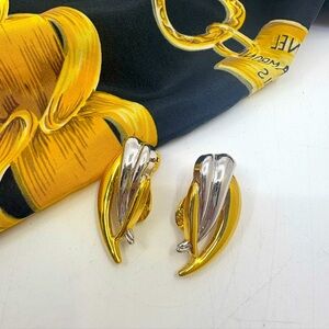 Vintage MONET two toned earrings - clip ons